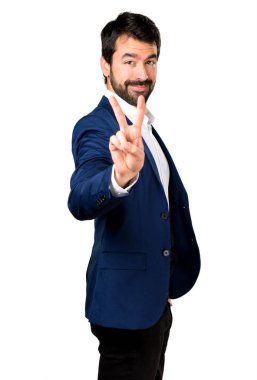 Yakışıklı adam zafer jest yapma