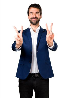 Yakışıklı adam zafer jest yapma