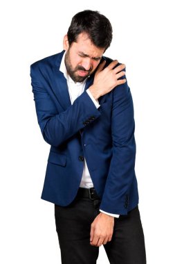 Omuz ağrısı ile yakışıklı adam