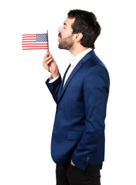 Yakışıklı adam Amerikan bayrağı tutarak