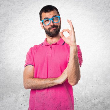 Renkli elbise gri imzalar tamam yapma adamla backgr dokulu