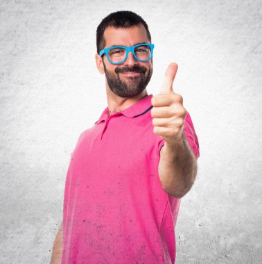 Gri desenli adam üzerinde başparmak ile renkli giysili adam