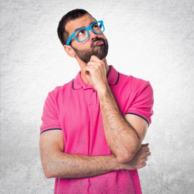 Renkli elbise gri dokulu arka plan üzerinde düşünme adamla