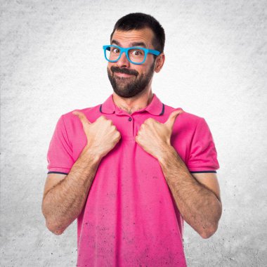 Gri desenli adam üzerinde başparmak ile renkli giysili adam