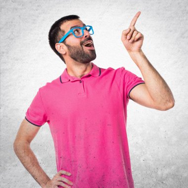 Renkli elbise gri dokulu arka plan üzerinde düşünme adamla