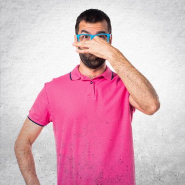 Renkli elbise gri tex kötü jest kokulu yapıyor adam