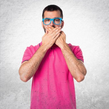 Renkli elbise gri dokulu ba onun dudaklarından kapsayan adamla