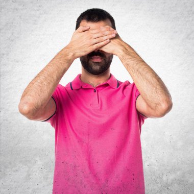 Renkli elbise gri yüzünde kapsayan adamla bac dokulu