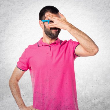 Renkli elbise gri yüzünde kapsayan adamla bac dokulu