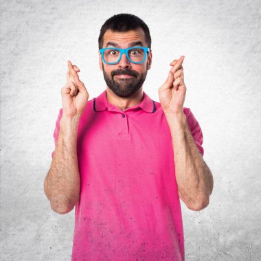 Adam gri metin üzerinde geçiş parmaklarıyla renkli giysileri ile