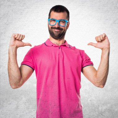 Adam gri dokulu arka plan üzerinde kendisiyle gurur