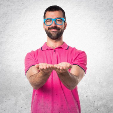 Renkli elbise gri bir şey tutan adamla bac dokulu