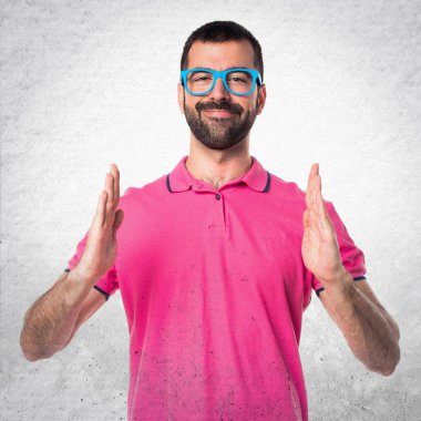 Renkli elbise gri bir şey tutan adamla bac dokulu