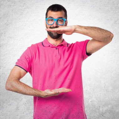 Renkli elbise gri bir şey tutan adamla bac dokulu