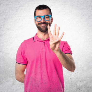 Adam renkli elbise gri dokulu backgro dörde sayma ile