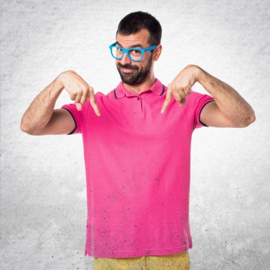 Renkli elbise gri dokulu backgro üzerinde aşağıyı adamla