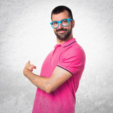 Renkli elbise üzerinde geri gri dokulu backgro işaret eden adamla