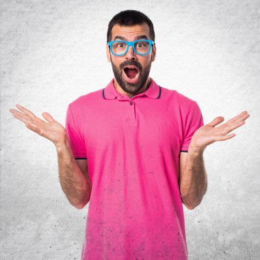 Renkli elbise gri doku sürpriz jest yapıyor adam