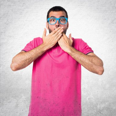 Renkli elbise gri doku sürpriz jest yapıyor adam