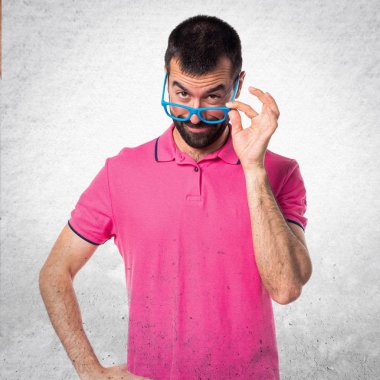 Adam bir şey gri gösterilen renkli giysileri ile bac dokulu