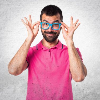 Adam bir şey gri gösterilen renkli giysileri ile bac dokulu