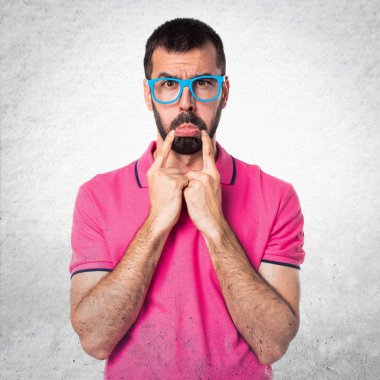 Gri dokulu arka plan üzerinde üzgün ___