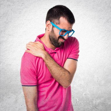 Omuz ağrısı geri dokulu Grey ile renkli giysili adam