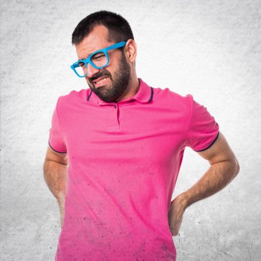 Adam gri dokulu backgr üzerinde sırt ağrısı ile renkli giysileri ile