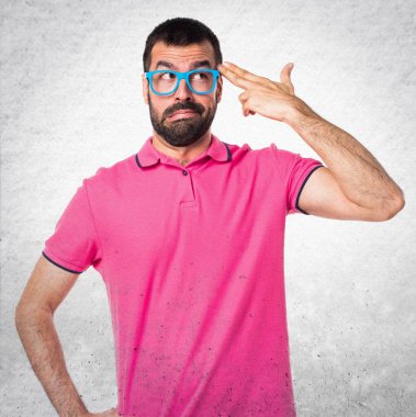 Gri doku yapım intihar jest adamla renkli elbise