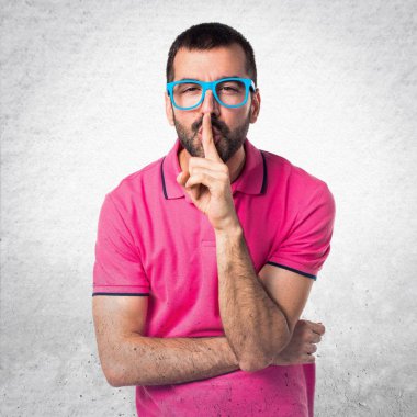 Gri doku yapım sessizlik jest adamla renkli elbise