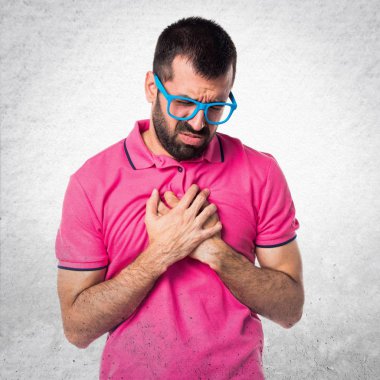 Kalp ağrısı gri dokulu backgro üzerinde olan renkli giysili adam