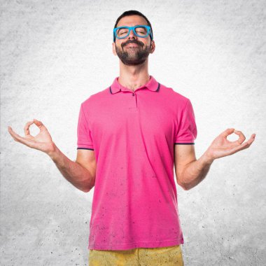 Renkli elbise gri dokulu backg zen pozisyonda olan adam