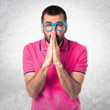 Renkli elbise gri dokulu arka plan üzerinde yalvaran adamla