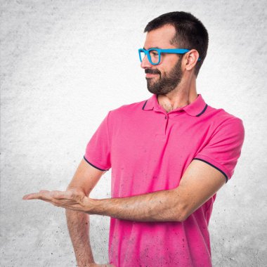 Adam bir şey dokulu gri sunan renkli giysileri ile 