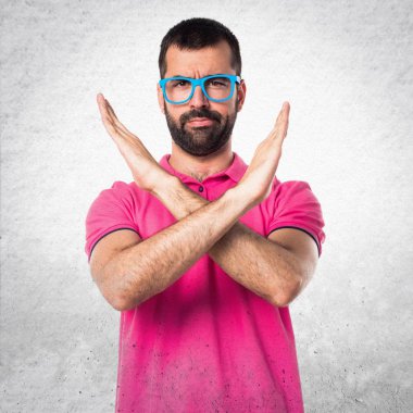 Adam renkli giysileri geri dokulu gri yok jest yapıyor ile