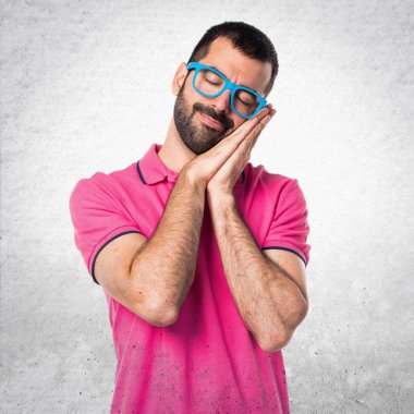 Renkli elbise gri dokulu b uyku jest yapıyor adam