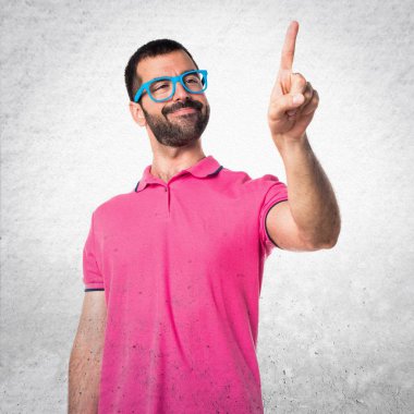 Renkli elbise gri şeffaf ekranda dokunmadan adamla