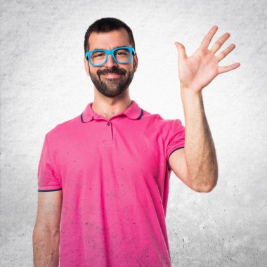 Renkli elbise gri dokulu arka plan üzerinde selamlayan adamla