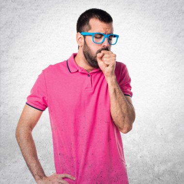 Adam renkli giysileri çok üzerinde gri dokulu backgr öksürük ile