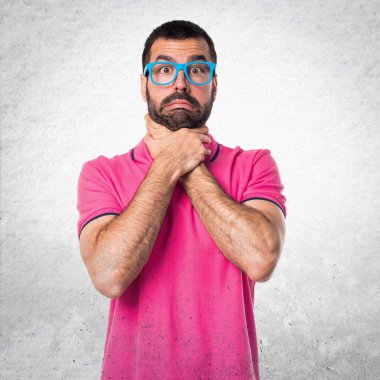 Adam kendini geri dokulu gri boğulma renkli giysileri ile