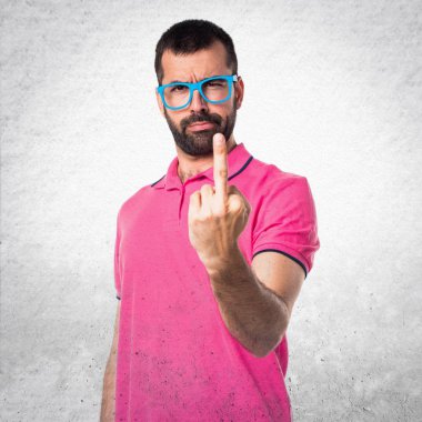 Yapım boynuz jest gri dokulu b adamla renkli elbise