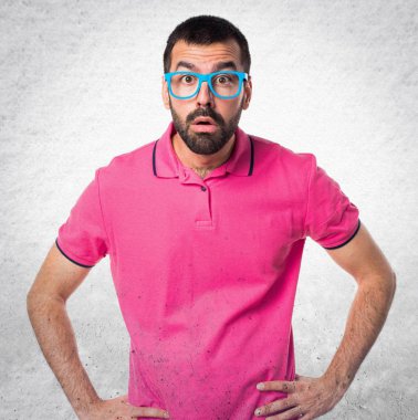 Gri dokulu arka plan üzerinde renkli giysileri ile yorgun adam