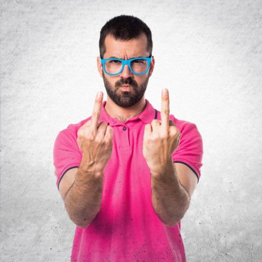 Yapım boynuz jest gri dokulu b adamla renkli elbise