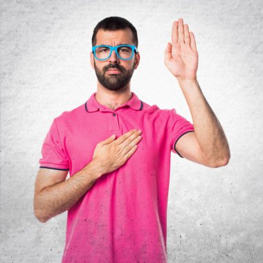 Renkli elbise gri dokulu backgro bir yemin yapıyor adam