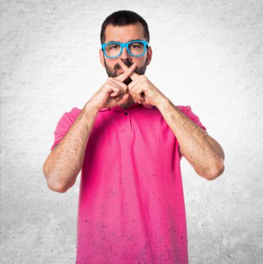 Gri doku yapım sessizlik jest adamla renkli elbise