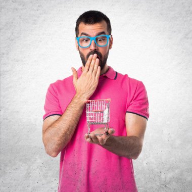 Adam tutmak bir süpermarket arabası oyuncak gri renkli giysileri ile