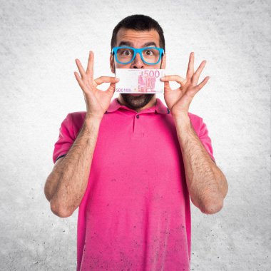 Renkli giysiler dokulu gri bir sürü para alarak adamla