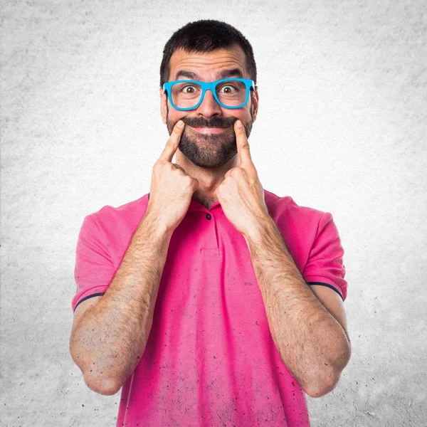 Homme heureux avec des vêtements colorés sur fond texturé gris — Photo