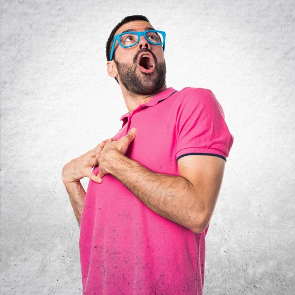Man with colorful clothes in love on grey textured background — Stock Photo, Image