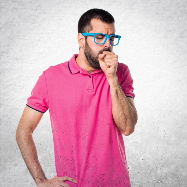 Adam renkli giysileri çok üzerinde gri dokulu backgr öksürük ile